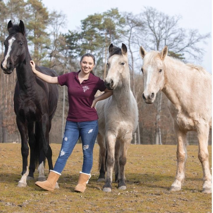 Photo d'une fille avec un tee shirt bordeaux et trois chevaux