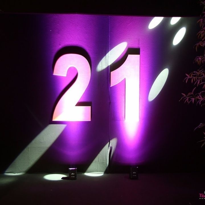 Photo nombre 21 éclairé par lumière violette