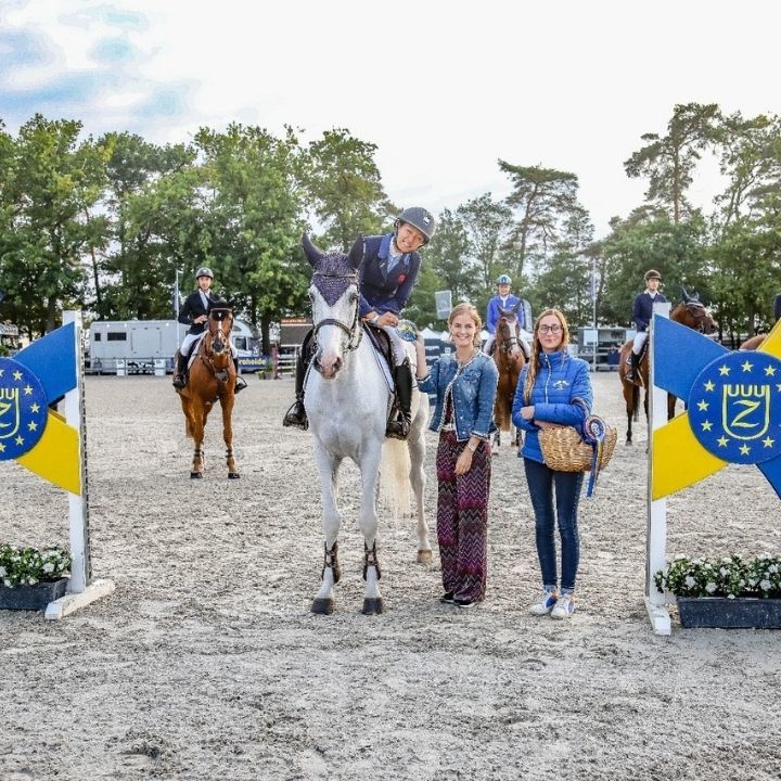 Un cheval gris et deux femmes donnent le prix Lanaken