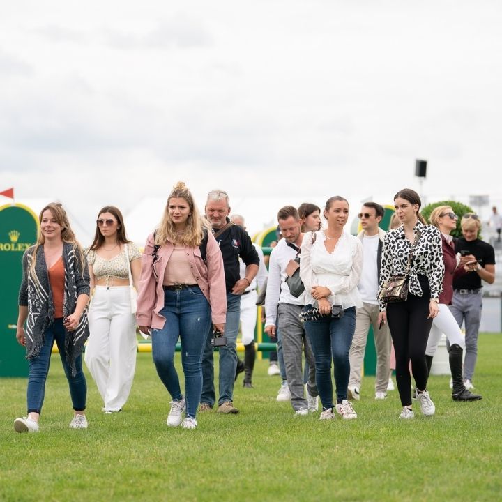 Groupe de personnes qui marchent sur la pelouse