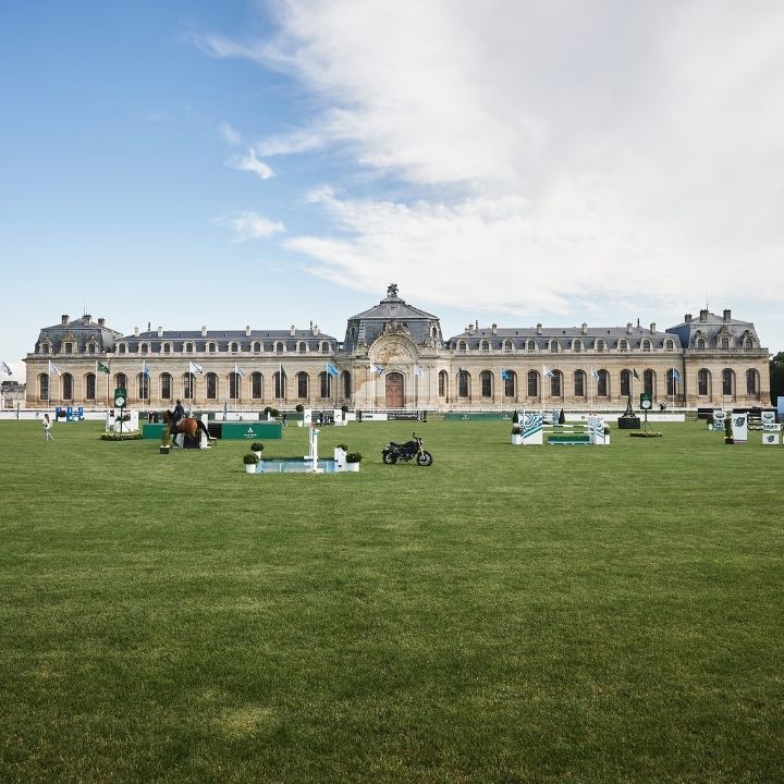 Vue sur un château et une pelouse verte