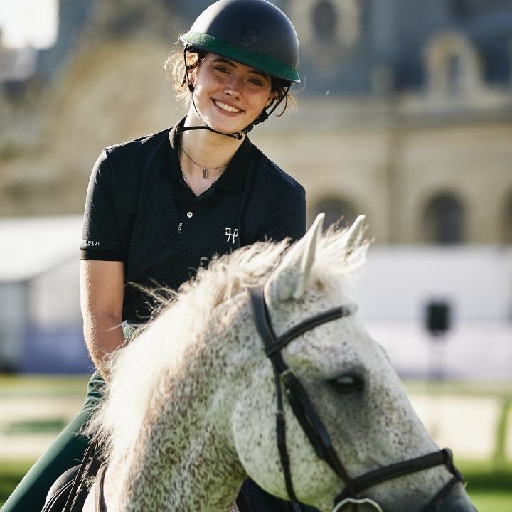 Cavalière sur un cheval gris 