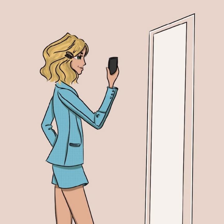 Illustration d'une fille en tailleur bleu se prenant en photo dans un miroir 