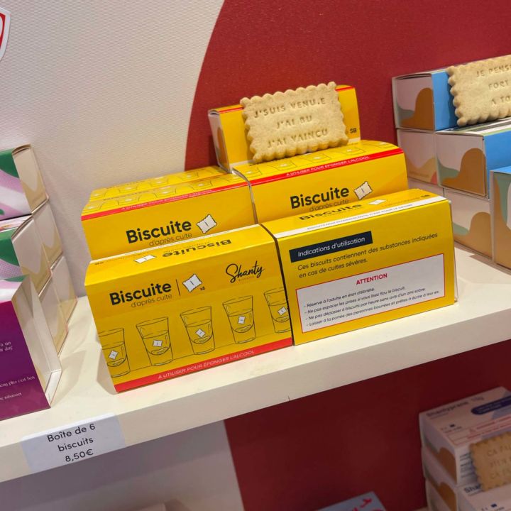 Biscuit sur des boîtes jaunes sur une étagère blanche