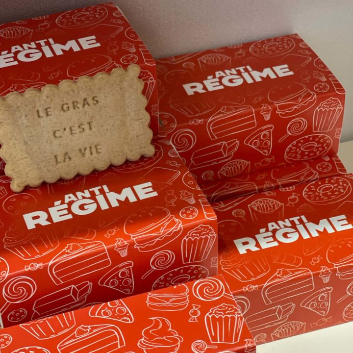 Biscuit sur une boîte rouge